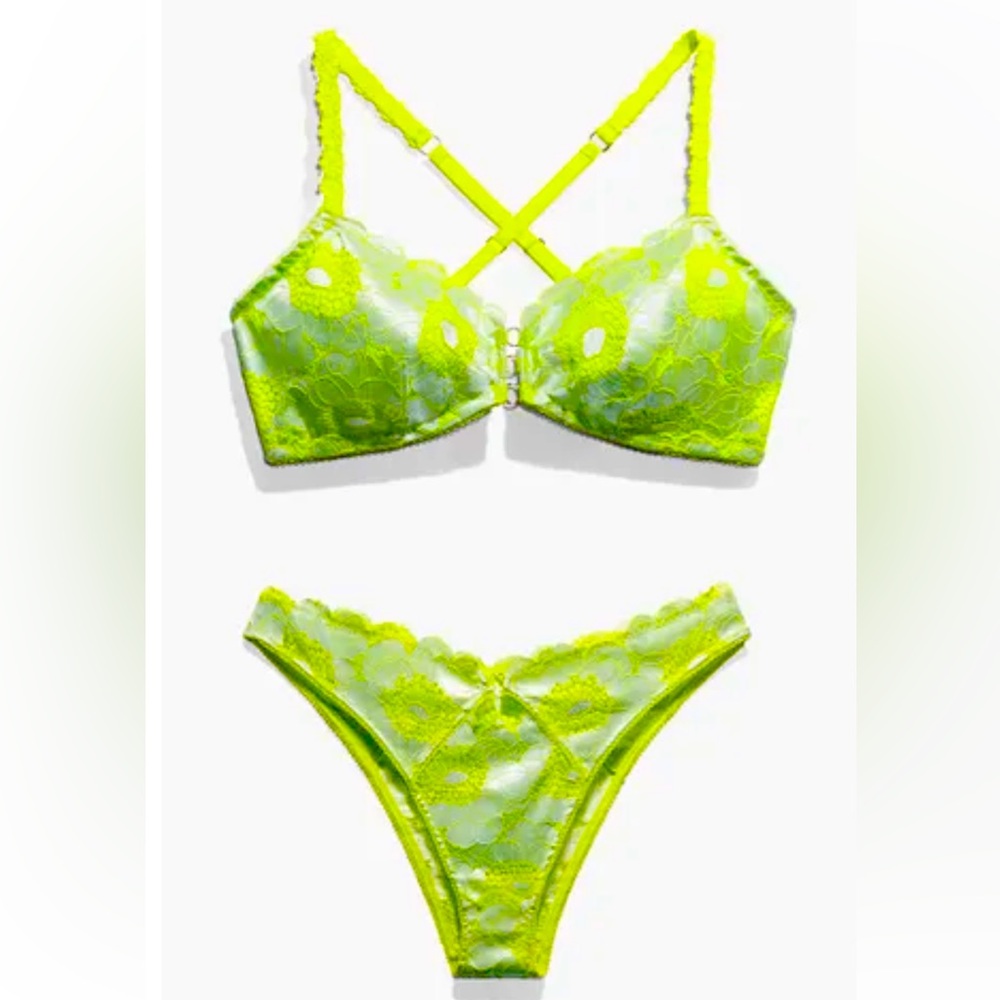 Savage X Fenty NWOT Perfect Poppies Lace Bralette & Brazilian Panty Set
